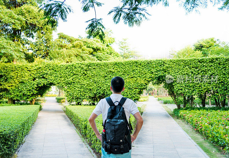 男子站在岔路口前