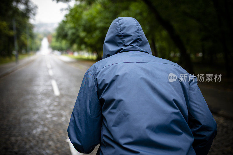 一个雨天在公园里慢跑的人