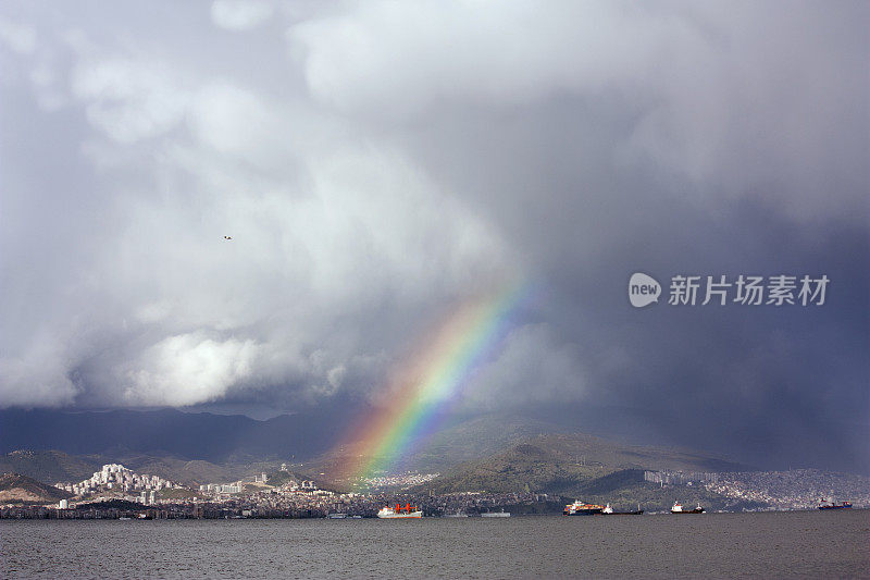 彩虹越过大海和城市，户外照片美丽的自然