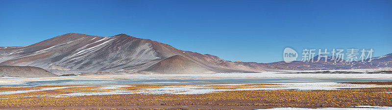 图雅伊托湖在安第斯山脉附近的圣佩德罗德阿塔卡马-冬季景观-全景