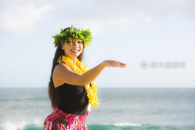 考艾岛海滩上的夏威夷草裙舞