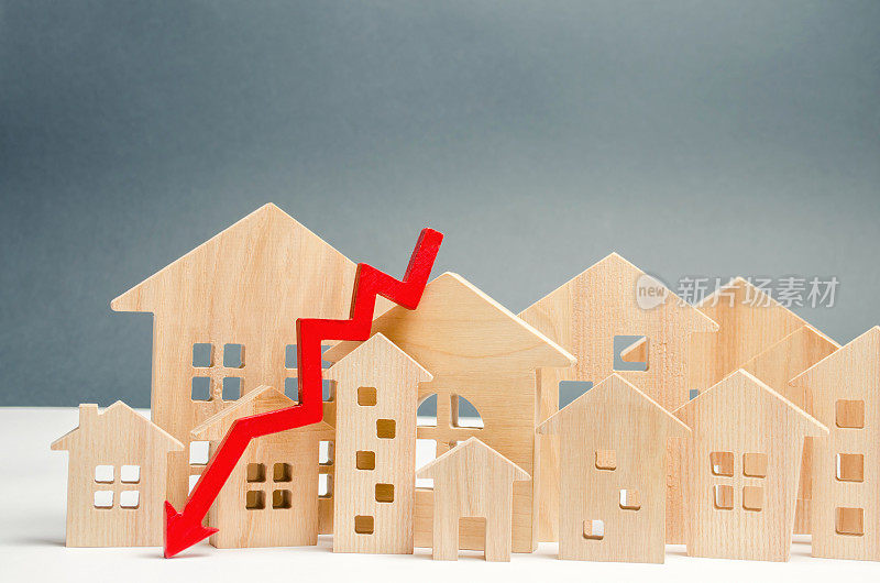 房地产市场下跌的概念。降低抵押贷款的利息。房价和公寓的下跌。抵押贷款利率低。购房需求减少。
