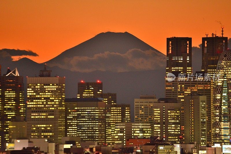 富士山和东京的天际线:白天和黑夜