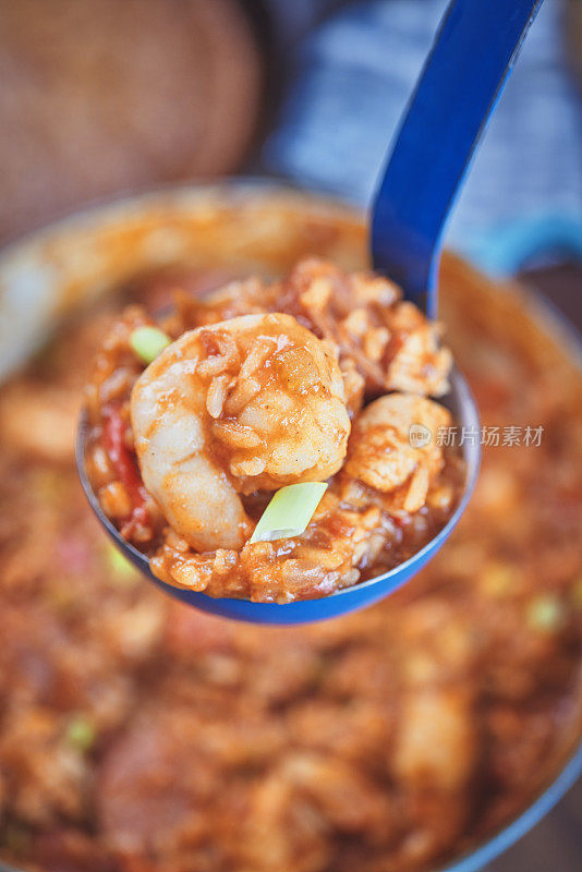 卡真风味鸡肉，虾和香肠什锦菜