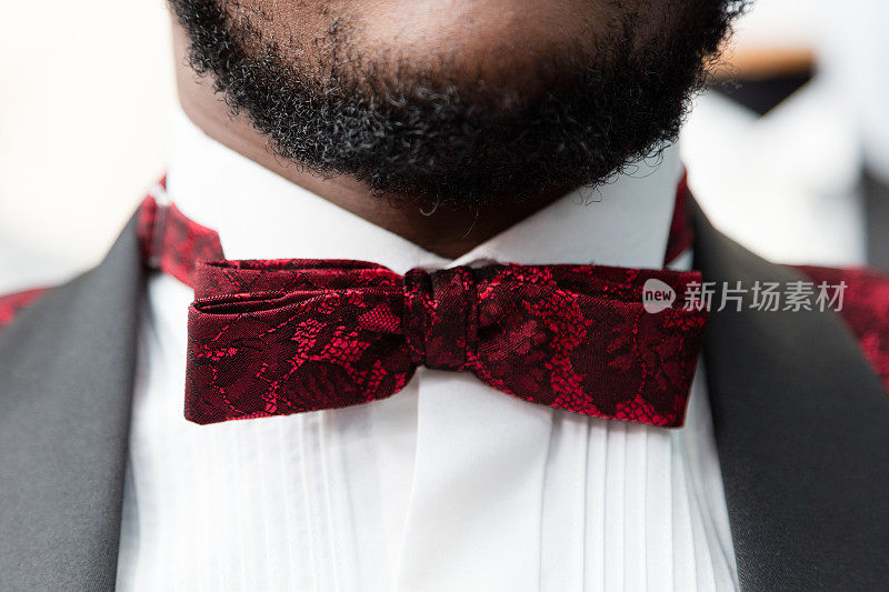 非裔美国人穿的燕尾服红色领结的细节