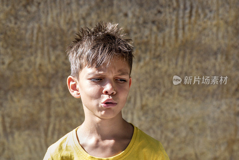 头发纠结的可怜小男孩