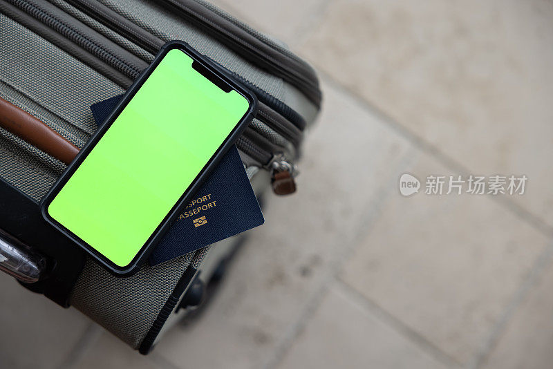 在Covid-19大流行期间，手机和旅行的色度键绿色屏幕