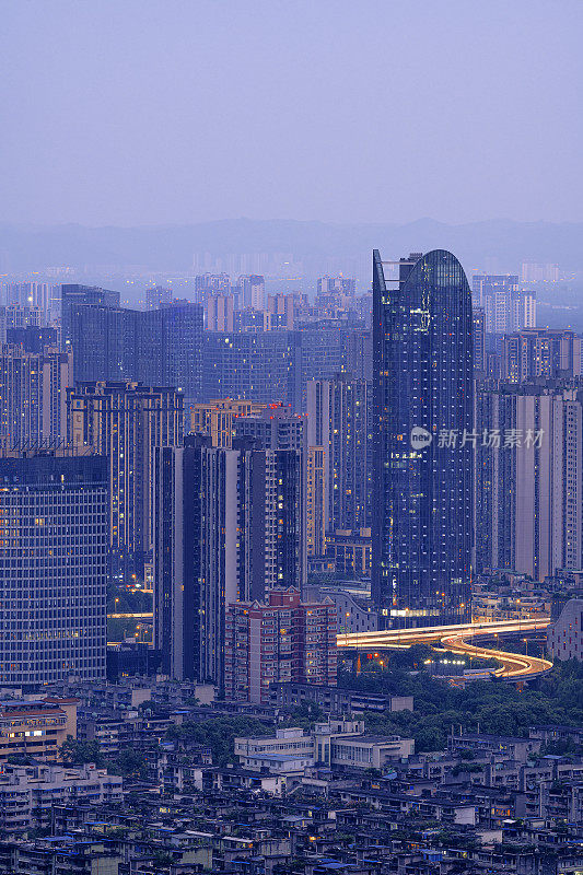 在成都的夜晚，城市里的现代高层建筑与稠密的蓝色摄影