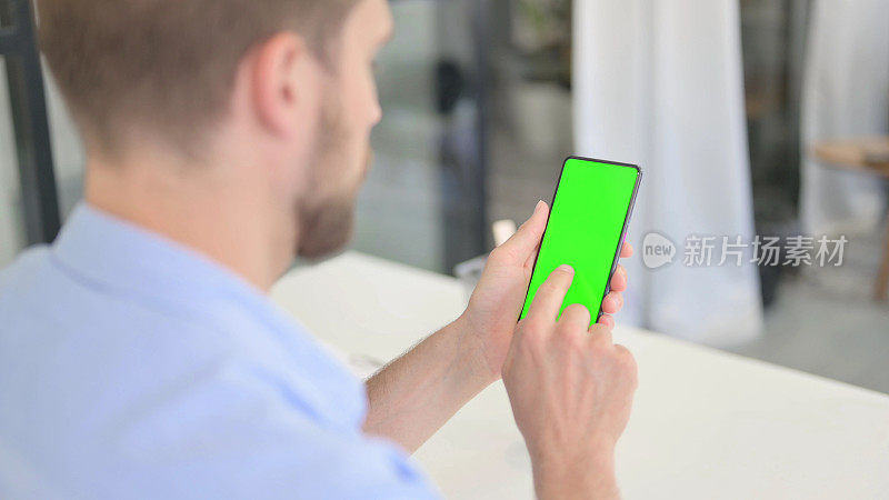 浏览智能手机与绿色色度键屏幕，后视图