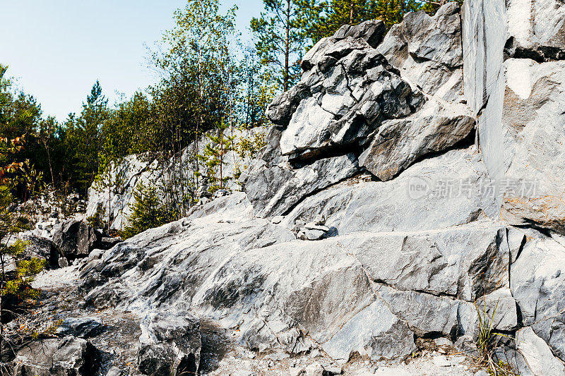 这块石头在自然环境中雕刻出未经处理的白色和灰色大理石表面。蓝色大理石的纹理