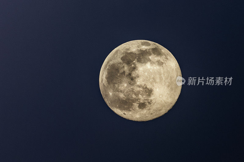 冬夜的满月，在微弱的偏食期间，月亮表面清晰可见