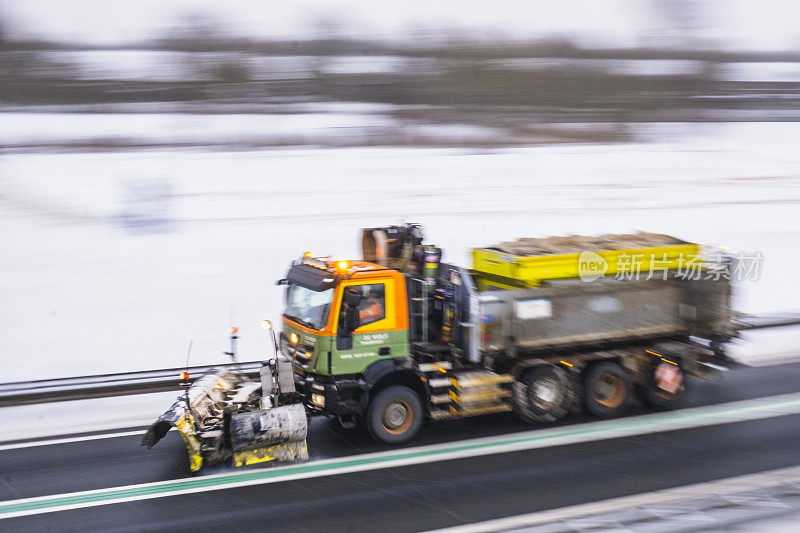 冬季服务车辆卡车用扫雪机清理道路上的冰雪