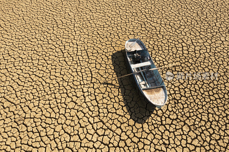 一艘渔船在乾旱的湖床上的鸟瞰图。