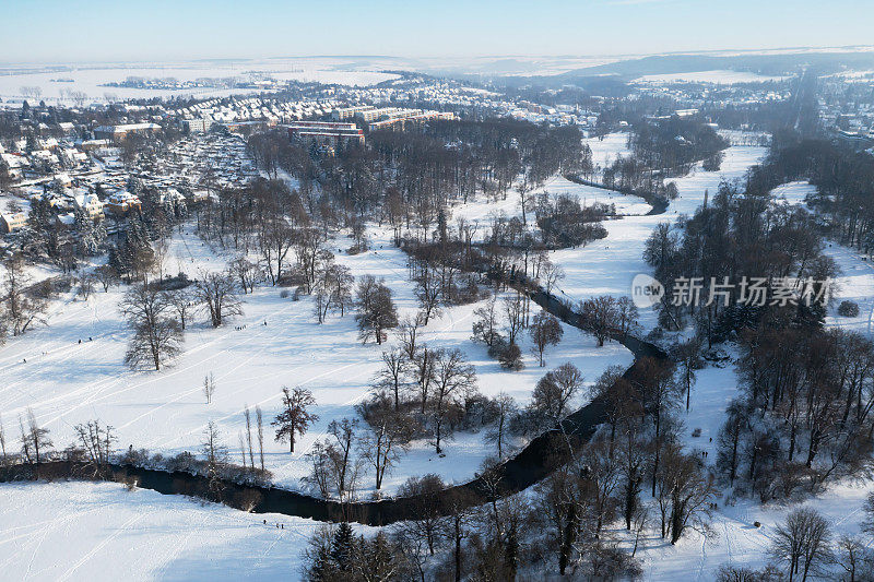 德国魏玛，歌德公园的雪景鸟瞰图