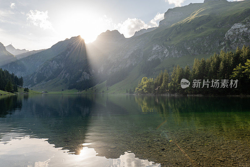 壮观的湖泊和山峰在阿彭策尔，瑞士