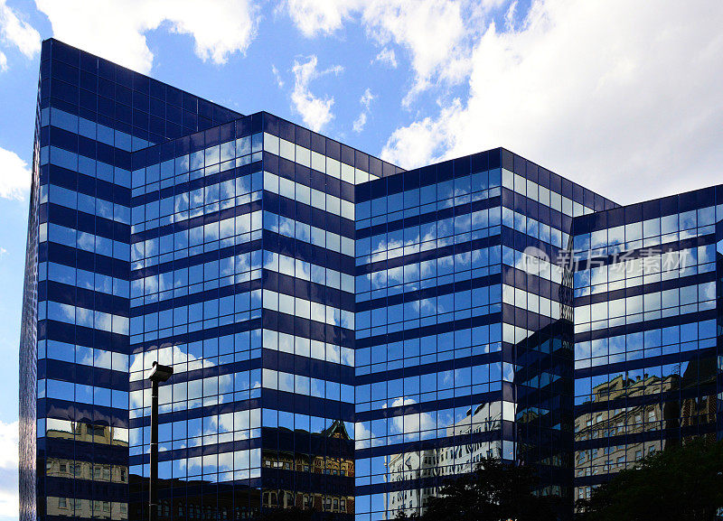 310W大楼，后现代玻璃和蓝色面板塔楼，美国威斯康星州密尔沃基