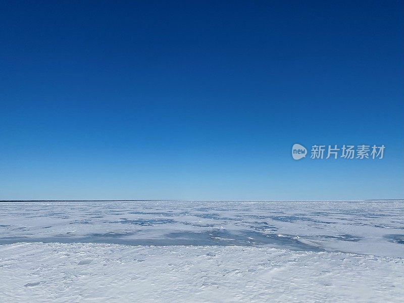 密西根湖的冬天。照片拍摄于密西根上半岛的梅诺米尼湖畔。