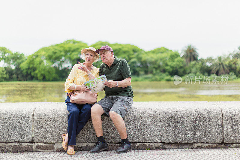 老年夫妇在阿根廷的布宜诺斯艾利斯旅游