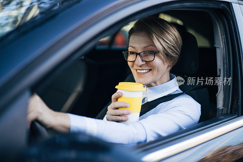 成熟的女人开车。