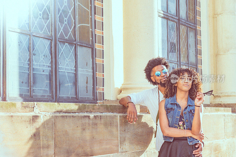 一对很酷的年轻黑人夫妇在一个很酷的城市建筑前闲逛