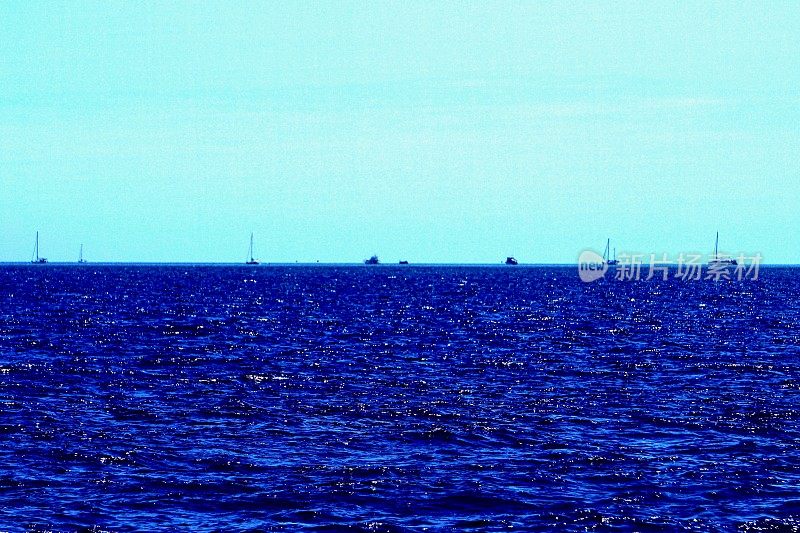 带蓝色珊瑚海的海水和船只在地平线上，monrepos，昆士兰