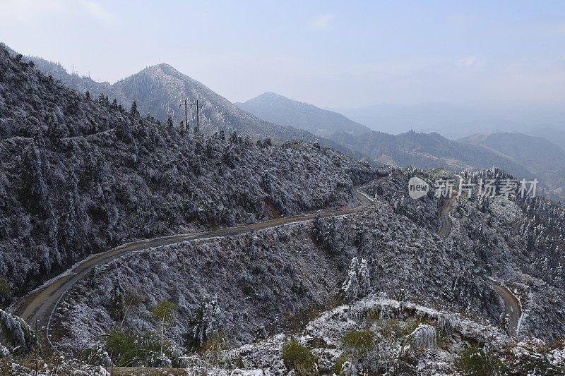 山上和森林里到处都是白霜