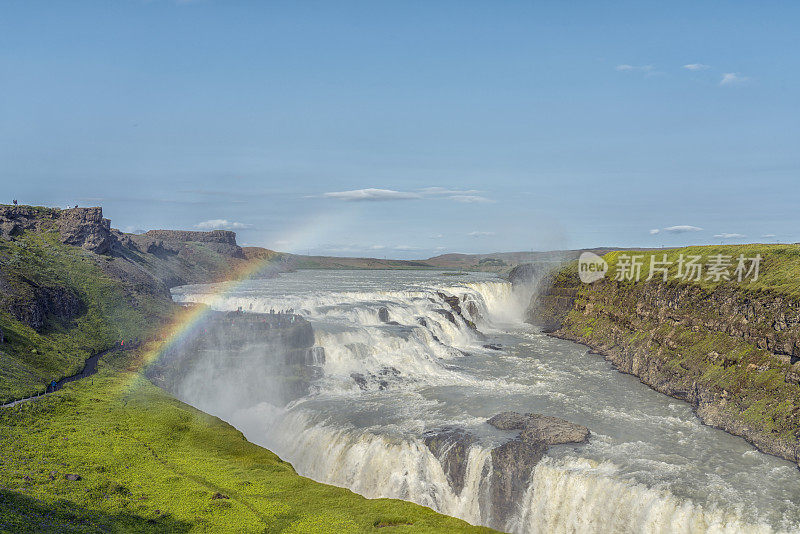 Hvítá河瀑布上的彩虹和游客