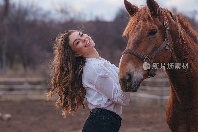 美丽的女人和她的骏马