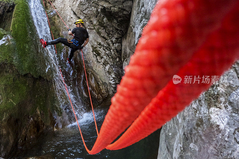 极端峡谷小组的一名成员在用橙色绳索下降时看到了这张照片