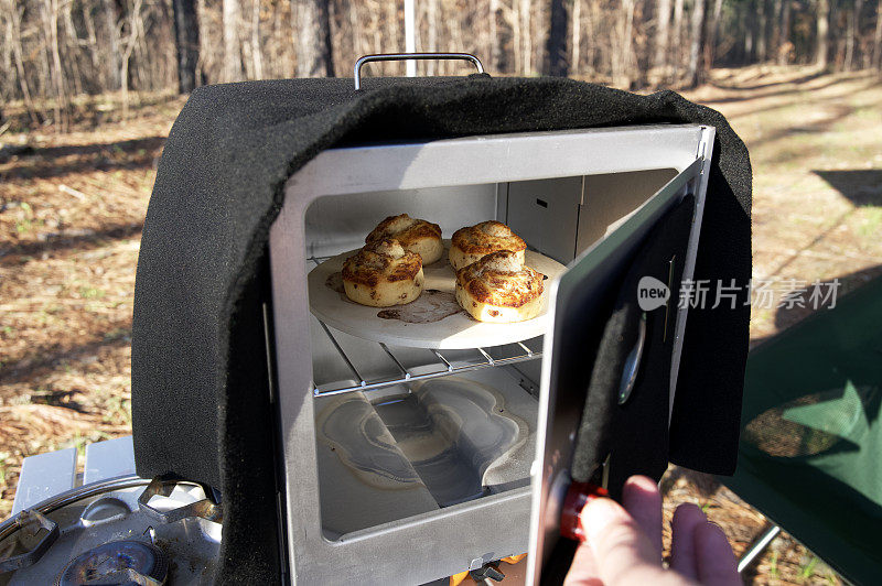 带肉桂卷的野营烤箱