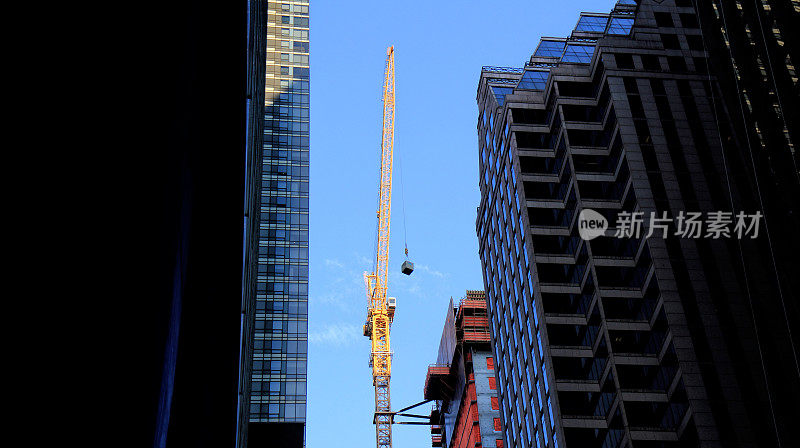 摩天大楼和建筑起重机的城市景观