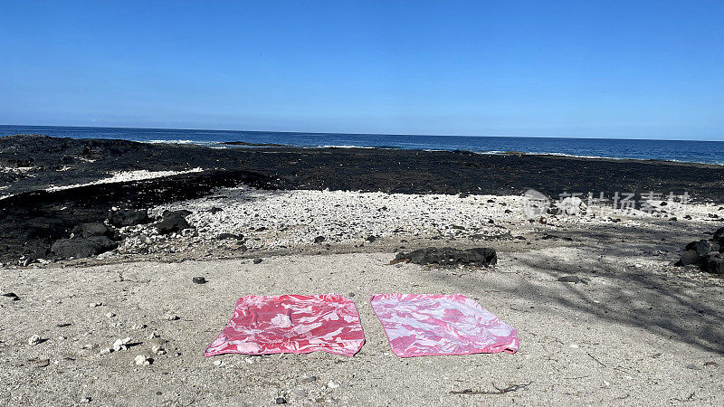 荒岛沙滩上的日光浴浴巾