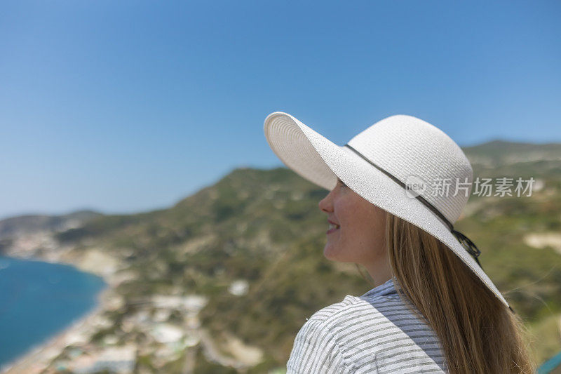 年轻女子在海滨风景放松