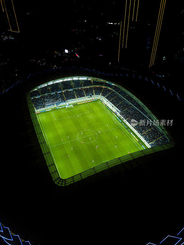 图片来自无人机拍摄的巴统新体育场。在一场比赛中，一架无人机在足球场上拍摄的夜景。垂直图