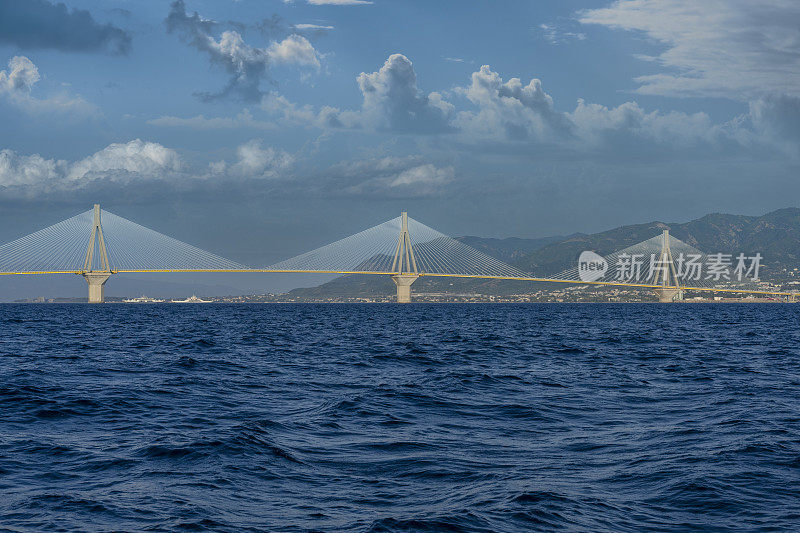 横跨希腊科林斯湾的安提里奥斜拉桥。