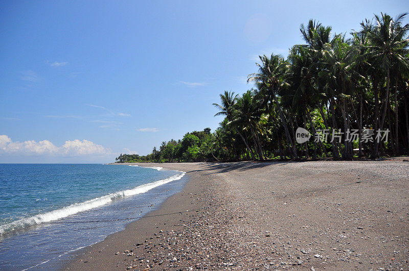 利奥帕海滩，Liquiça的中央海滩缓缓倾斜到班达海，东帝汶