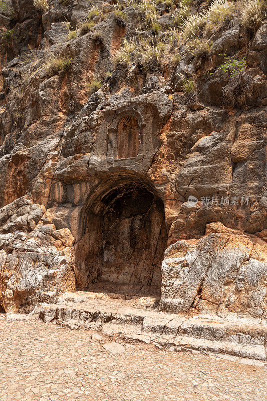 以色列北部国家公园附近的一座岩石雕刻的寺庙的废墟