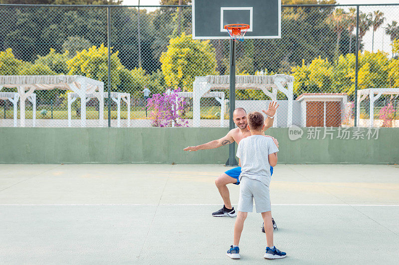 父亲和儿子打篮球