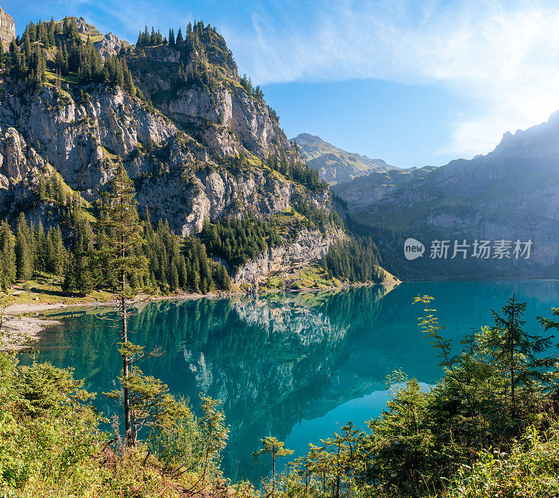 瑞士阿尔卑斯山美丽的高山湖泊oeschinensee的景色