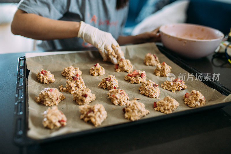 一位妇女正在制作健康的素食草莓燕麦饼干