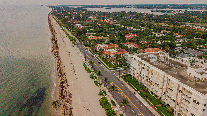 2022年6月25日，在金色夏日日出期间，无人机在佛罗里达州棕榈滩的海滩前的房地产