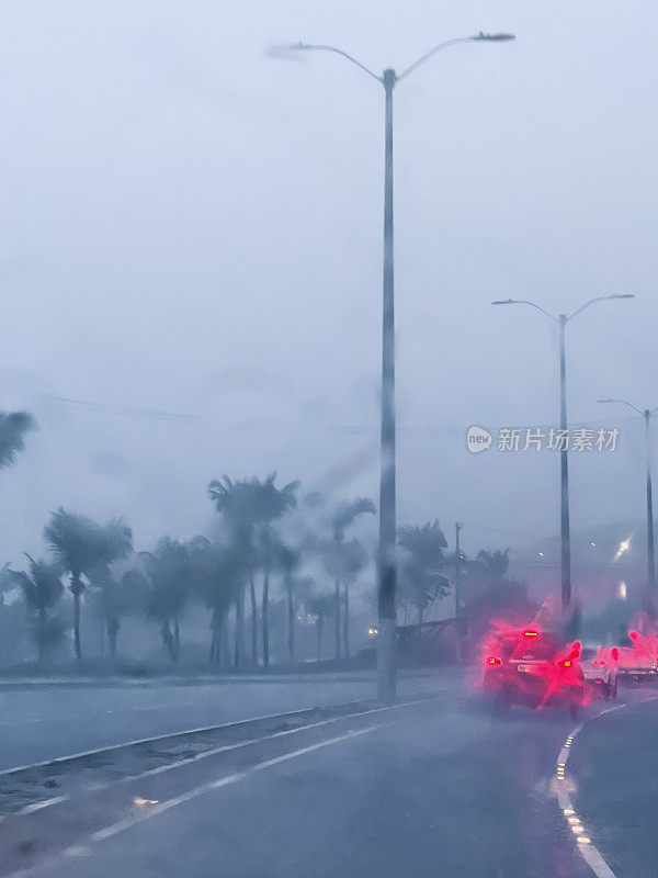 夏雨把白天变成黑夜。