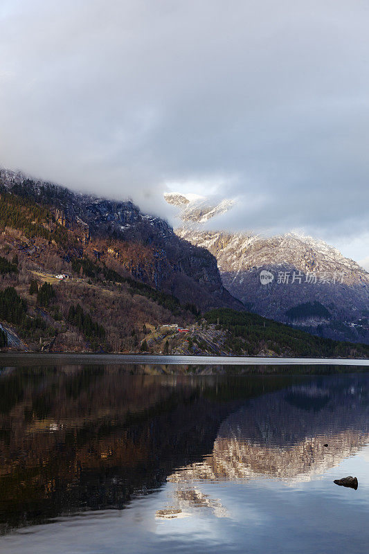 哈当厄峡湾和Sörfjorden在冬天的黄昏