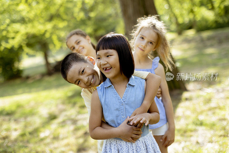 一群亚洲和白种人的孩子在公园里玩耍