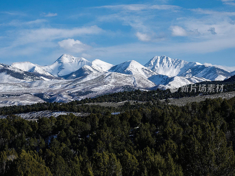 犹他州中部的图沙尔山脉，积雪覆盖的高山。