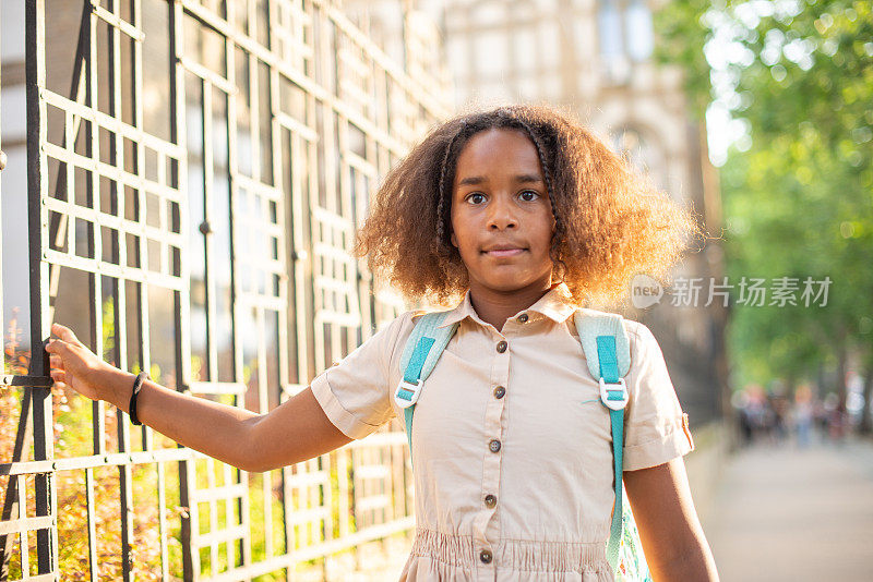 一个可爱的女孩背着双肩包去上学的肖像