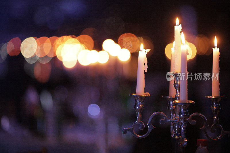 金属复古烛台与燃烧的蜡烛