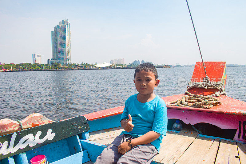 孩子们在海上驾驶游艇。孩子在船上航行