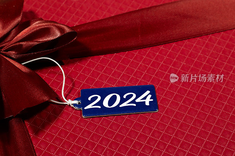 对角线带散景光和快乐的新年2024概念在蓝色标签
