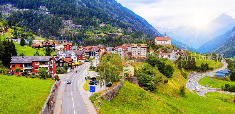 瑞士阿尔卑斯山谷中的瓦森村